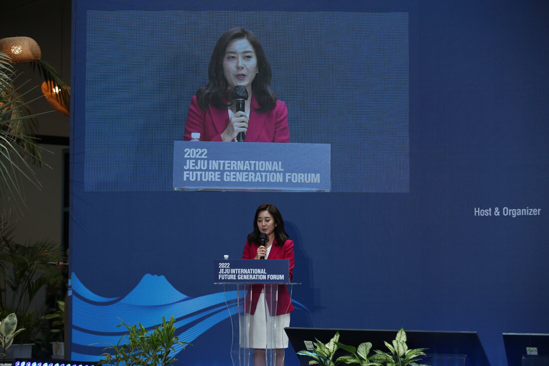 Jamie (Hee Jung) Lee hosting as MC at the 2022 Jeju International Future Generation Forum